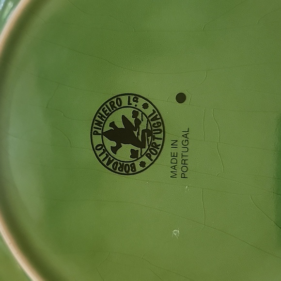 Bordallo Pinheiro grape leaf green plate 9.25 inches - Picture 2 of 5